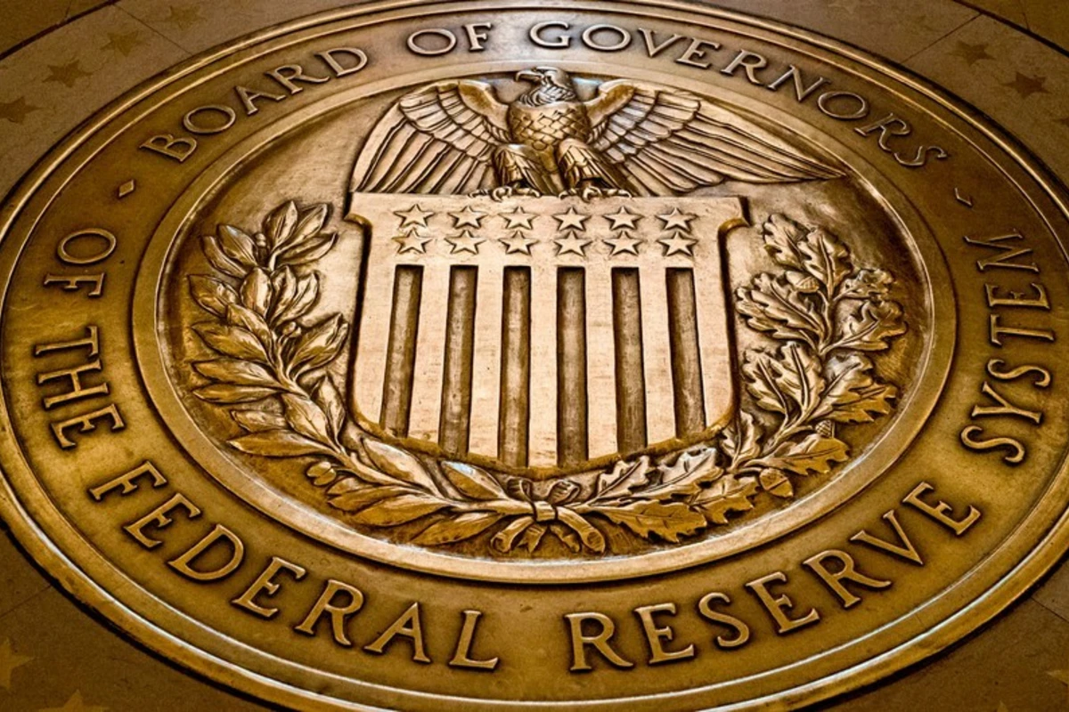 FED uçot dərəcəsini 5,25-5,5 % diapazonunda saxlayıb