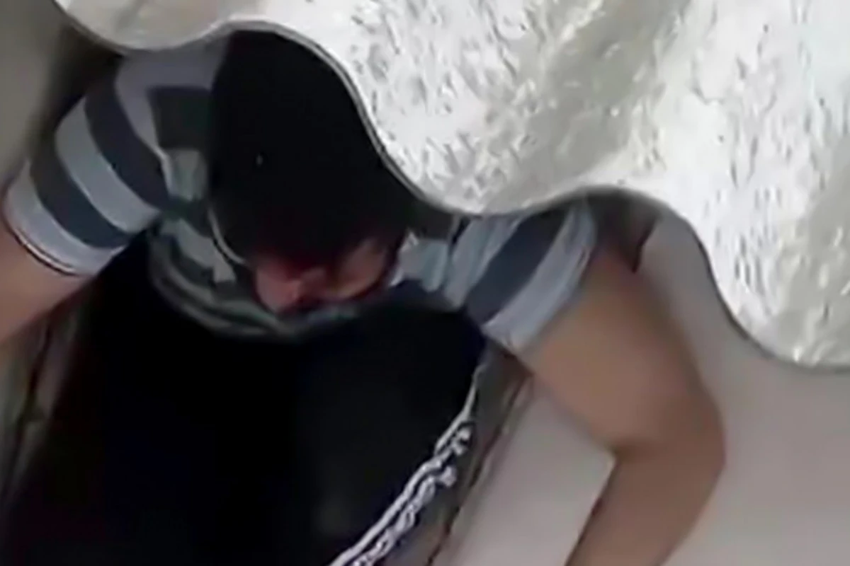 Polis axtarışda olan şəxsi toyuq hinindən tapıb - FOTO