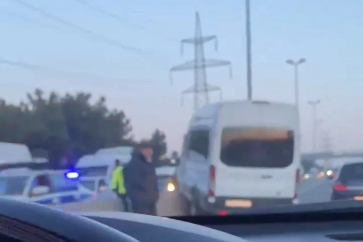 Bakı-Sumqayıt yolunda mikroavtobus qəzaya uğradı - VİDEO Bakı-Sumqayıt yolunda mikroavtobus qəzaya uğradı - VİDEO