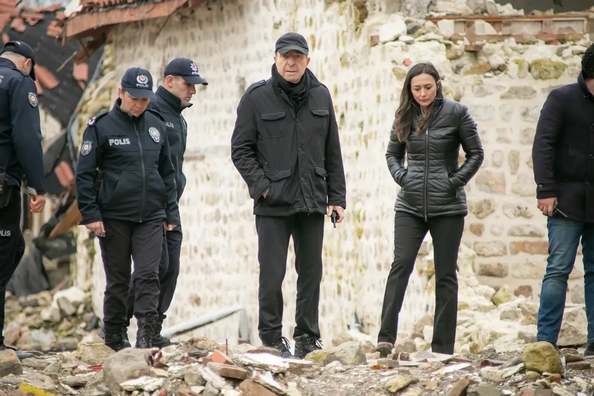 Arka Sokakların aktyorları zəlzələ bölgəsində! - Xüsusi bölüm çəkildi - FOTO Arka Sokakların aktyorları zəlzələ bölgəsində! - Xüsusi bölüm çəkildi - FOTO