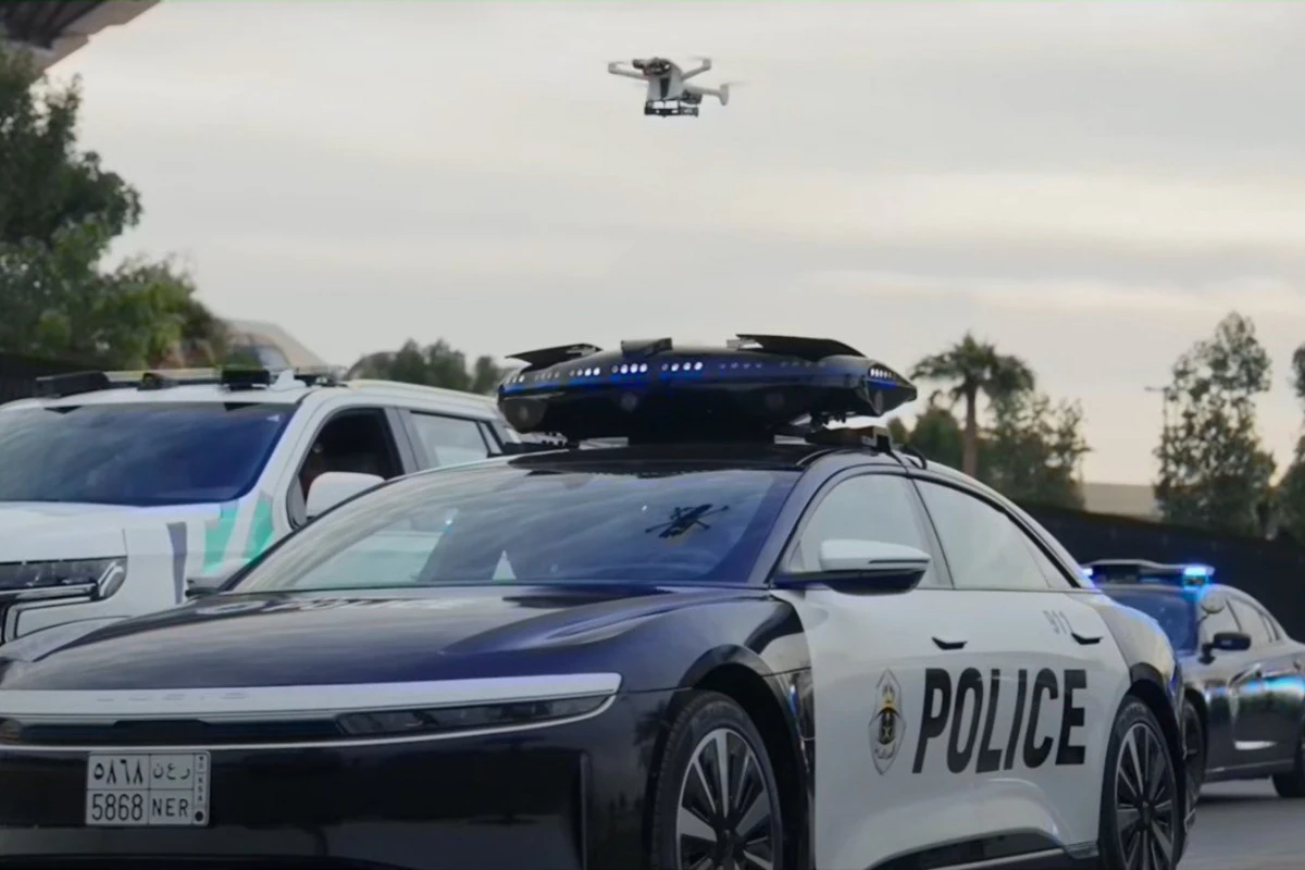 В Саудовской Аравии представили полицейский Lucid Air с дроном на крыше - ВИДЕО