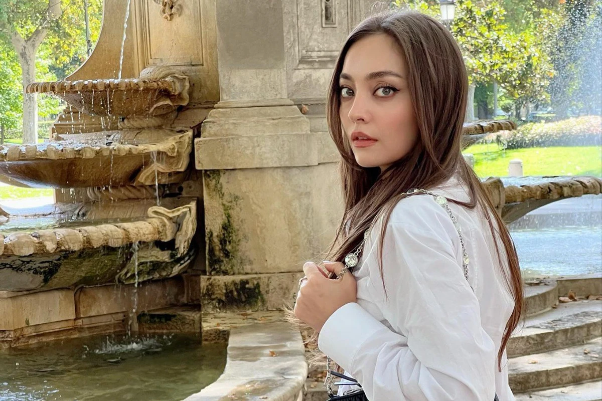 Aktrisa paltarlarını bit bazarından alırmış - FOTO
