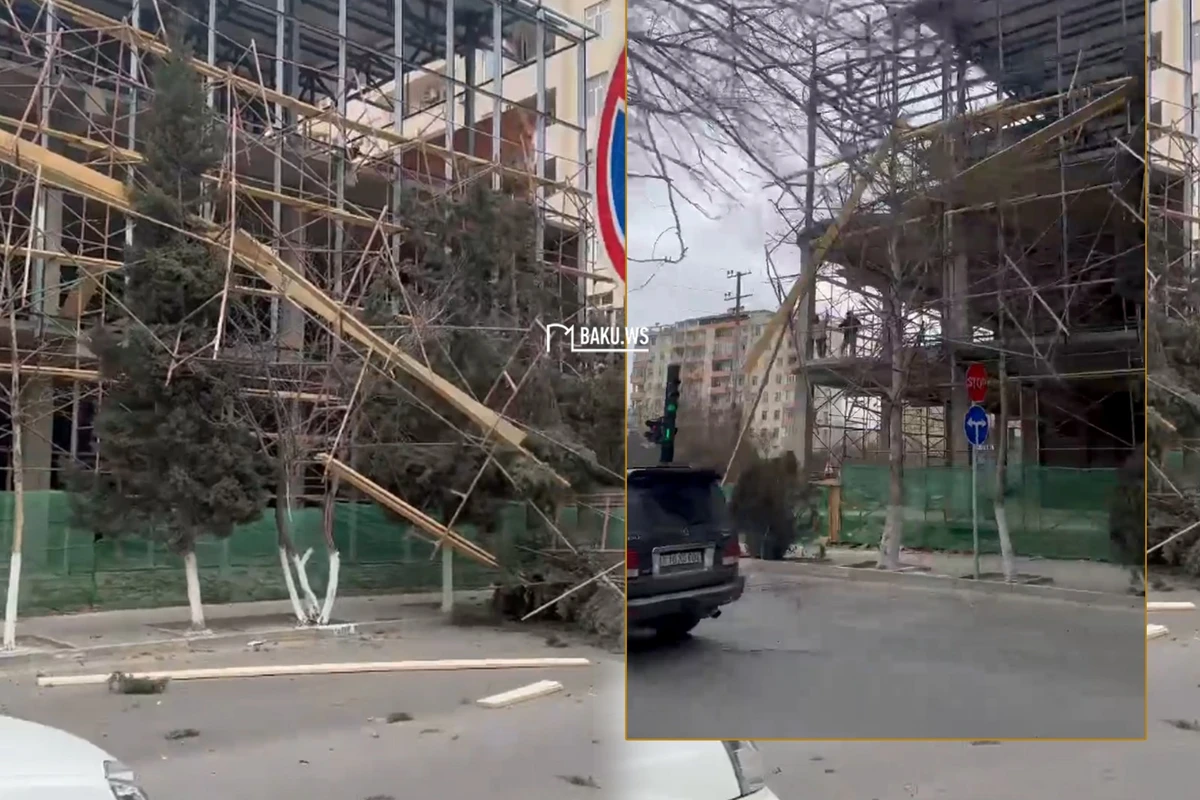 Железная конструкция обрушилась на тротуар в Хырдалане  - ВИДЕО