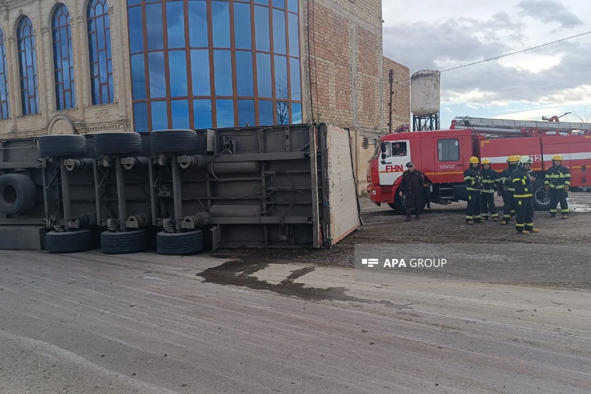 Azərbaycanda TIR aşıb, yanğın olub - FOTO