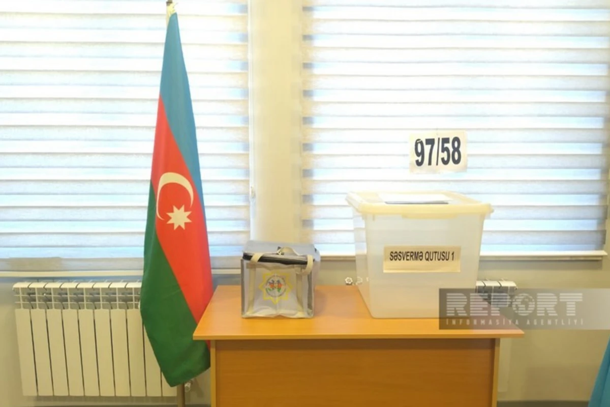 В городе Агдере и поселке Суговушан открыты избирательные участки, проходит голосование