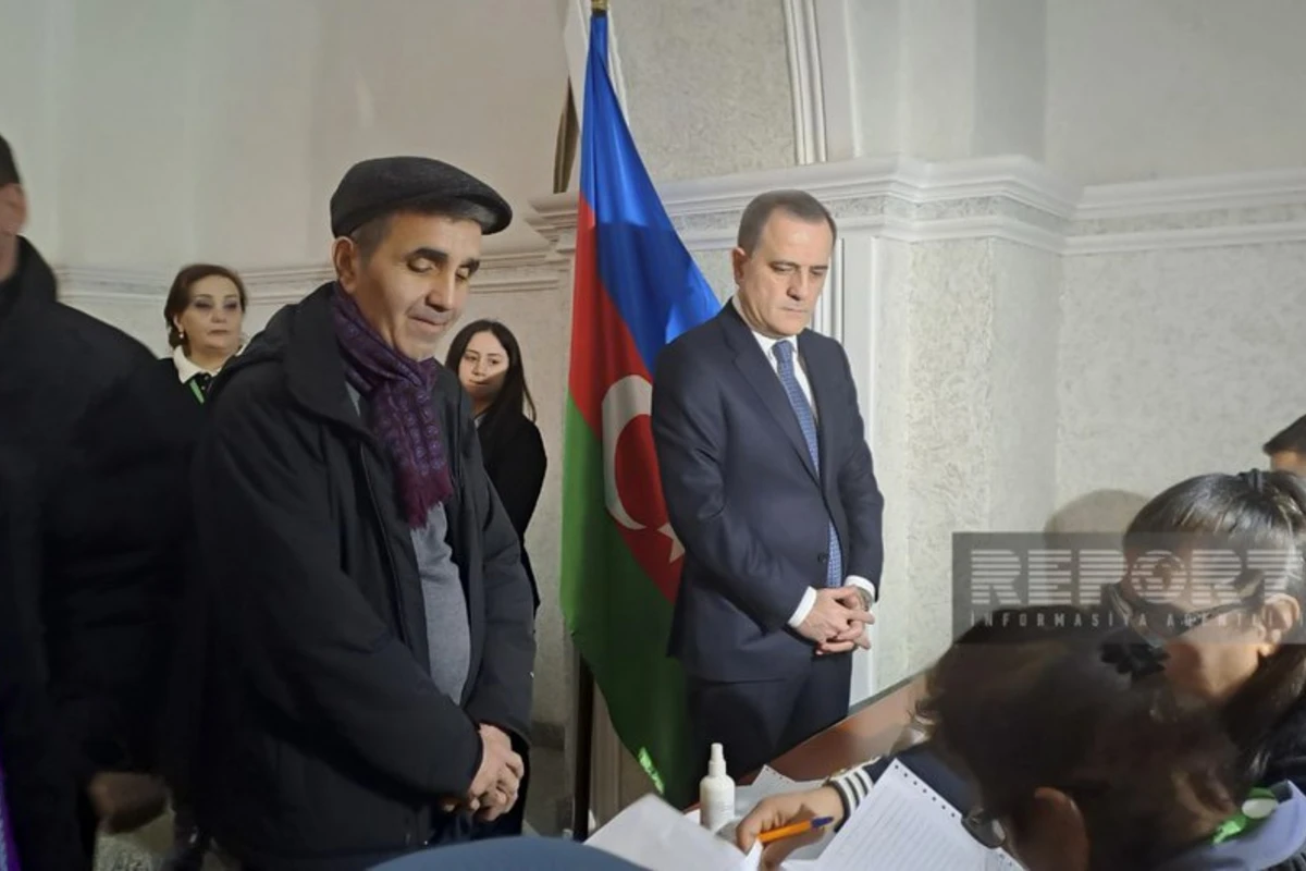Ceyhun Bayramov növbədənkənar prezident seçkilərində səs verib - FOTO Ceyhun Bayramov növbədənkənar prezident seçkilərində səs verib - FOTO