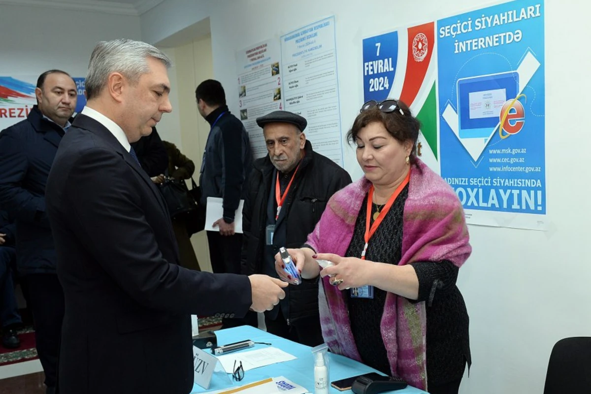 Prezident Administrasiyasının rəhbəri Samir Nuriyev 34 saylı seçki məntəqəsində səs verib - FOTO
