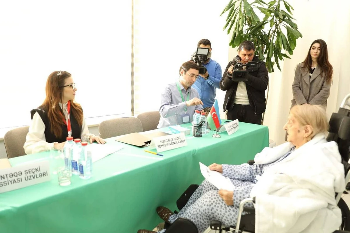 102 yaşlı Fatma Səttarova səs verdi - FOTO