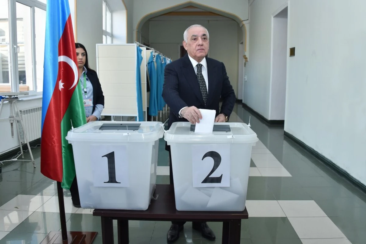 Baş nazir Əli Əsədov prezident seçkilərində səs verib - FOTO