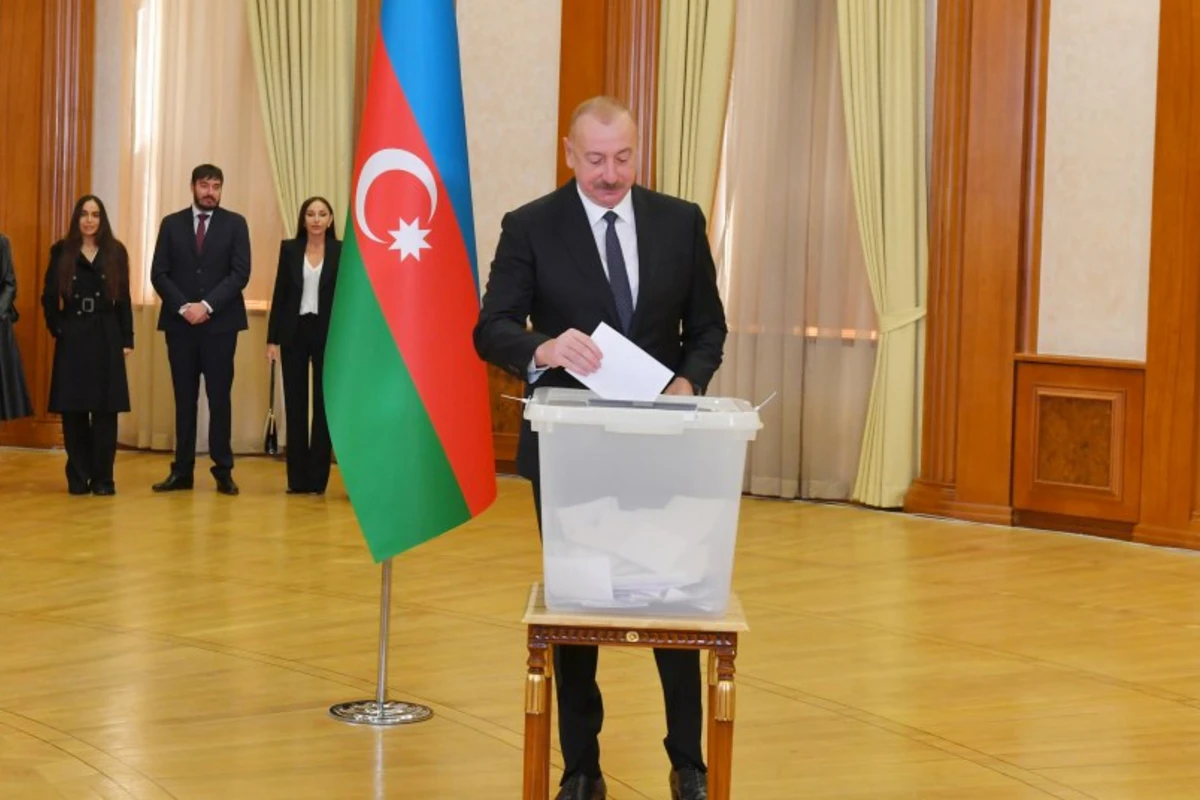 Prezident İlham Əliyev, birinci xanım Mehriban Əliyeva və ailə üzvləri Xankəndidə səs veriblər - VİDEO