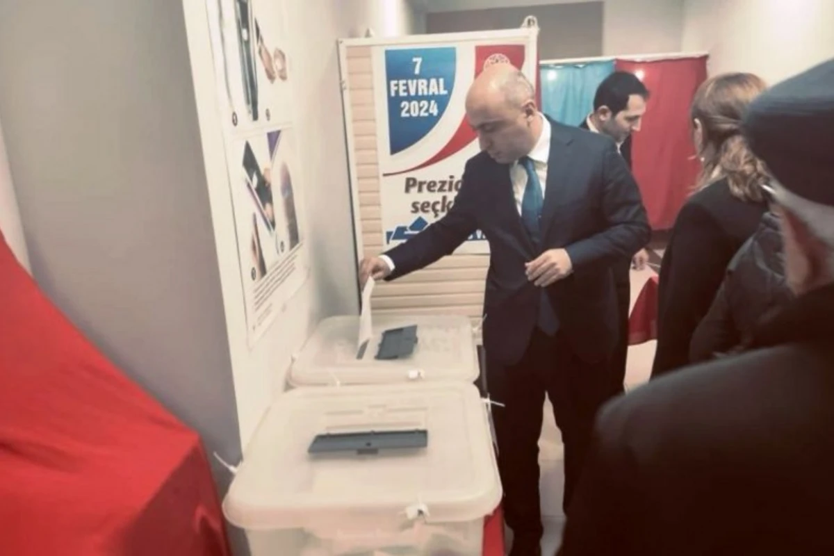 Elm və təhsil naziri səs verib - FOTO
