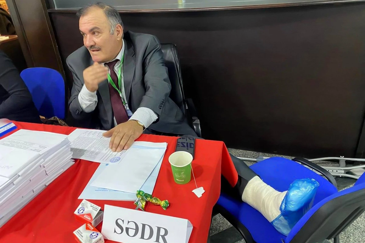 Ayağından xəsarət alan seçki məntəqəsinin sədri iş başında - FOTO
