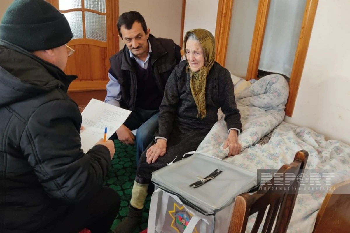 В Огузе 102-летняя избирательница проголосовала на внеочередных президентских выборах