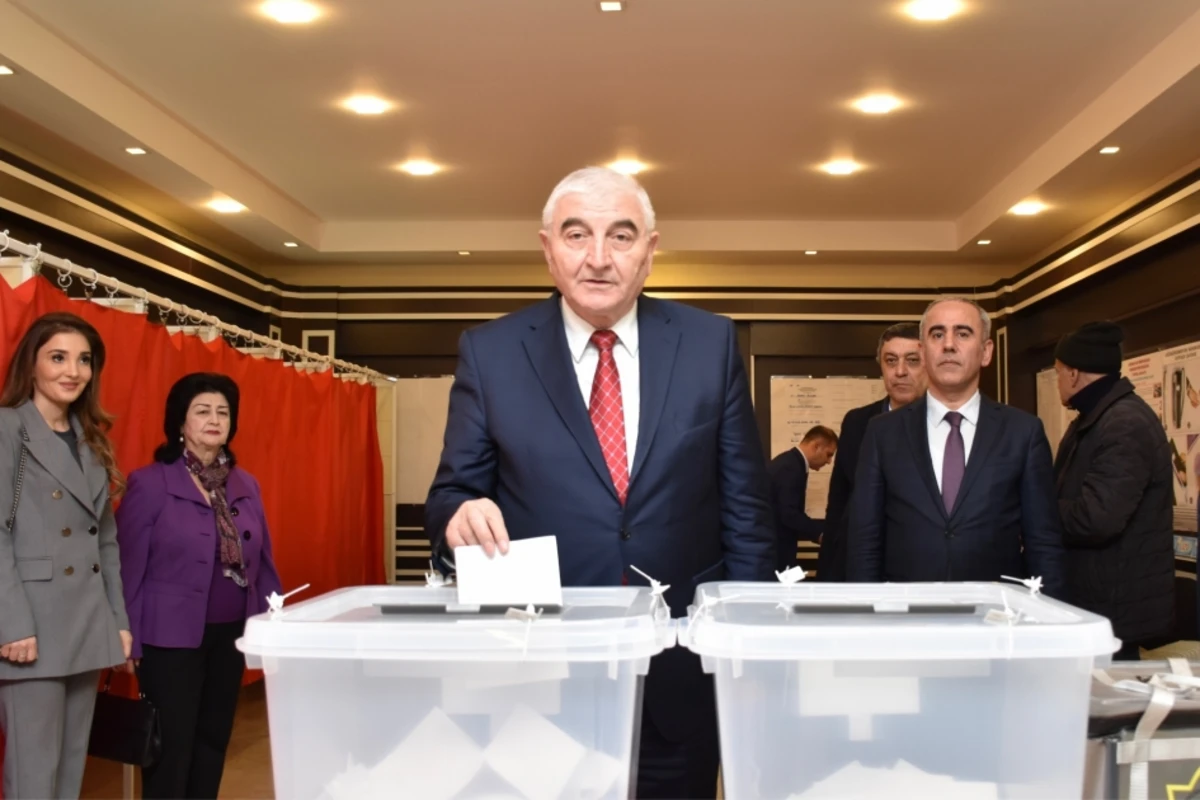 Məzahir Pənahov 31 saylı seçki məntəqəsində səs verib - FOTO
