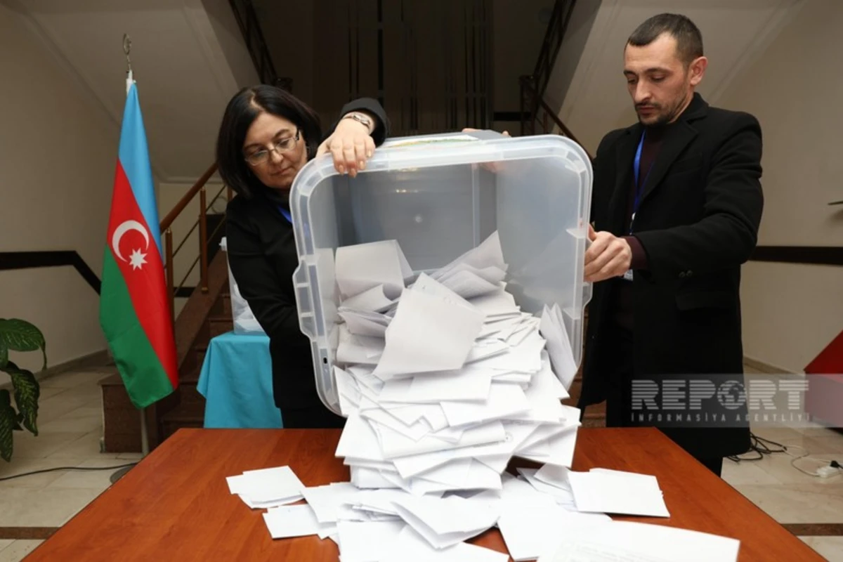 Начался подсчет бюллетеней в связи с внеочередными президентскими выборами в Азербайджане