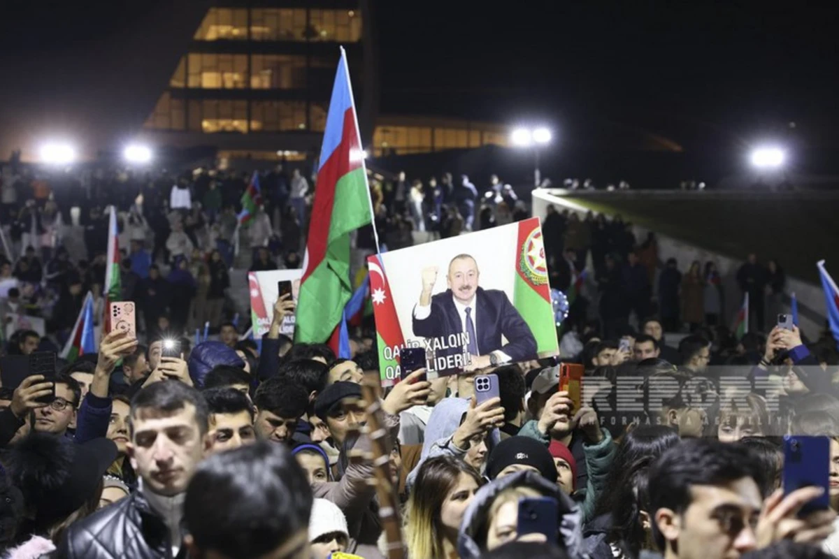 Bakıda Heydər Əliyev Mərkəzinin qarşısında xalq seçkinin ilkin nəticələrini qeyd edir - FOTO