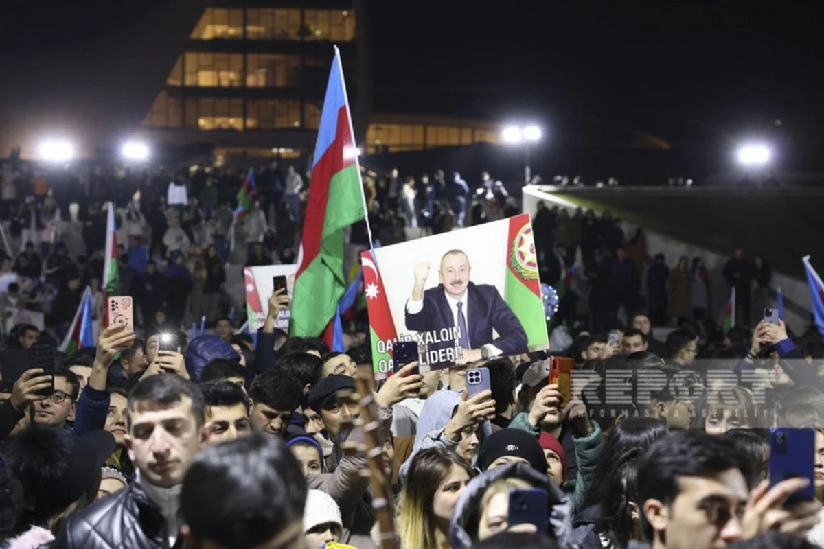 Перед Центром Гейдара Алиева в Баку проходит концерт в поддержку Президента Ильхама Алиева - ФОТО Перед Центром Гейдара Алиева в Баку проходит концерт в поддержку Президента Ильхама Алиева - ФОТО
