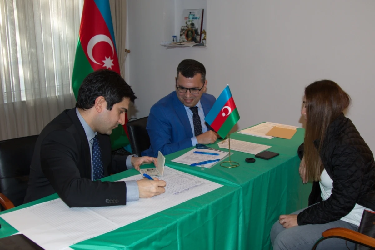 Buxarestdə səsvermə prosesi seçicilərin yüksək fəallığı ilə başa çatıb - FOTO