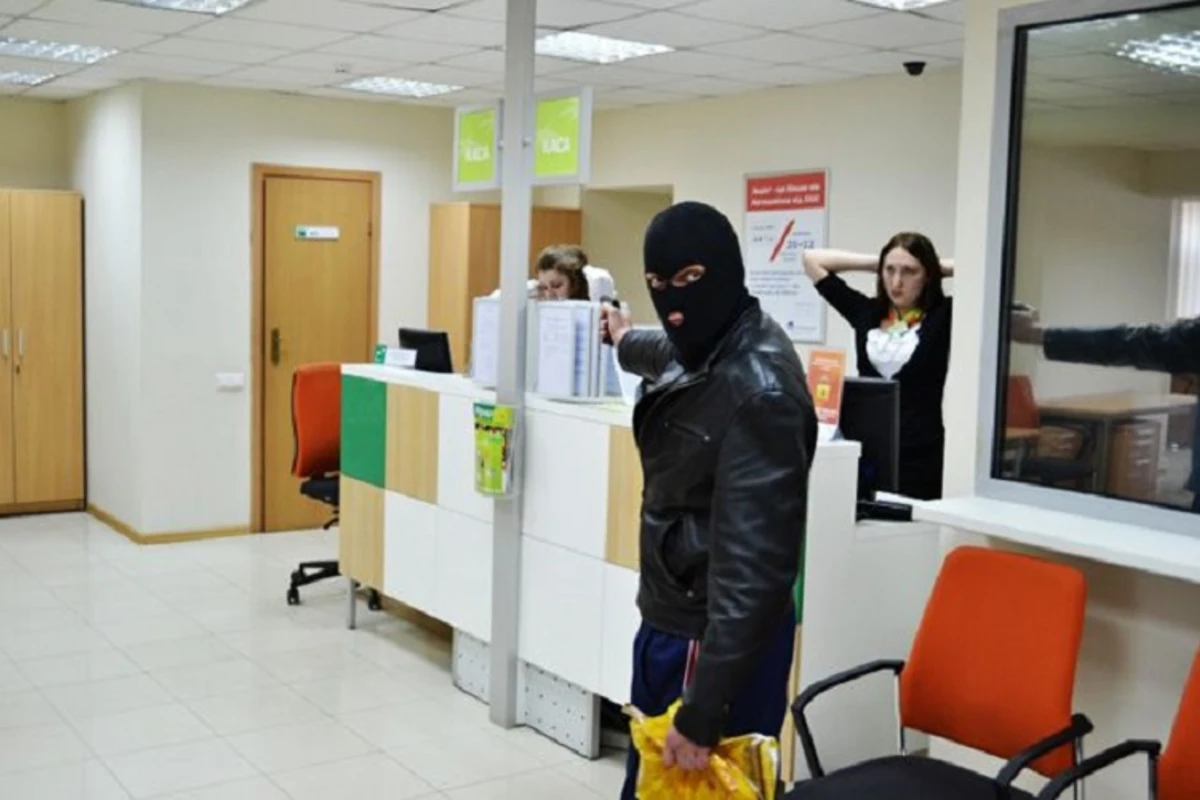 Rusiyada silahlı şəxs bankı qarət edib - FOTO Rusiyada silahlı şəxs bankı qarət edib - FOTO
