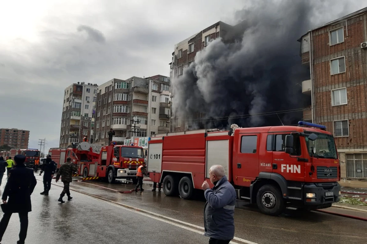 Bakıda yaşayış binasında yanğın: Sakinlər təxliyə edilib, zəhərlənən var