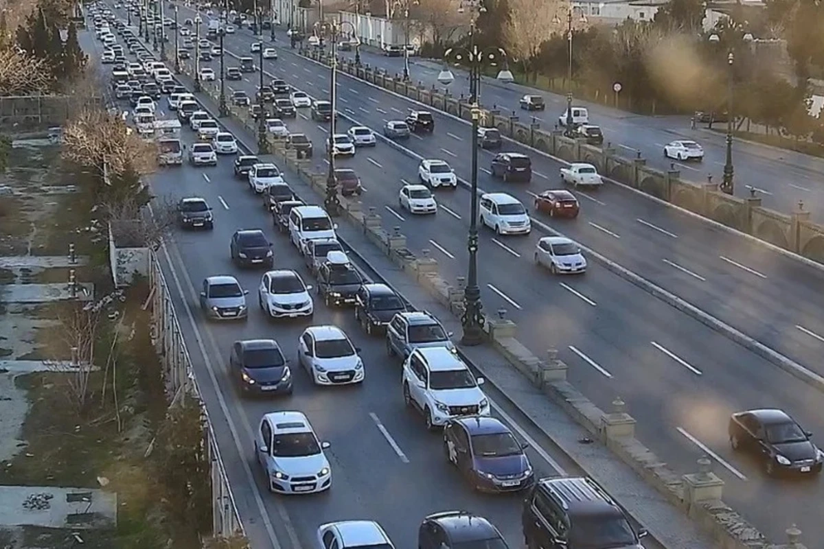 На ряде улиц и проспектов Баку затруднено движение транспорта - СПИСОК