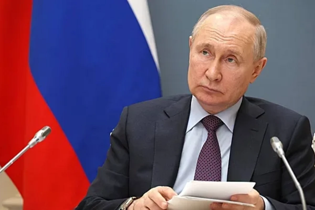 Putinin 1990-cı illərdəki vizit kartı Sankt-Peterburqda hərraca çıxarılıb