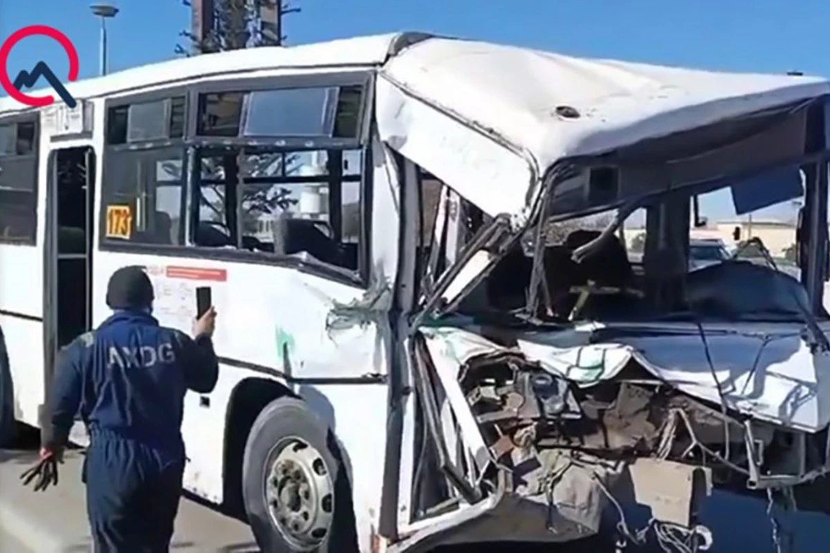 Bakıda marşrut avtobusu ağır qəzaya düşdü - VİDEO
