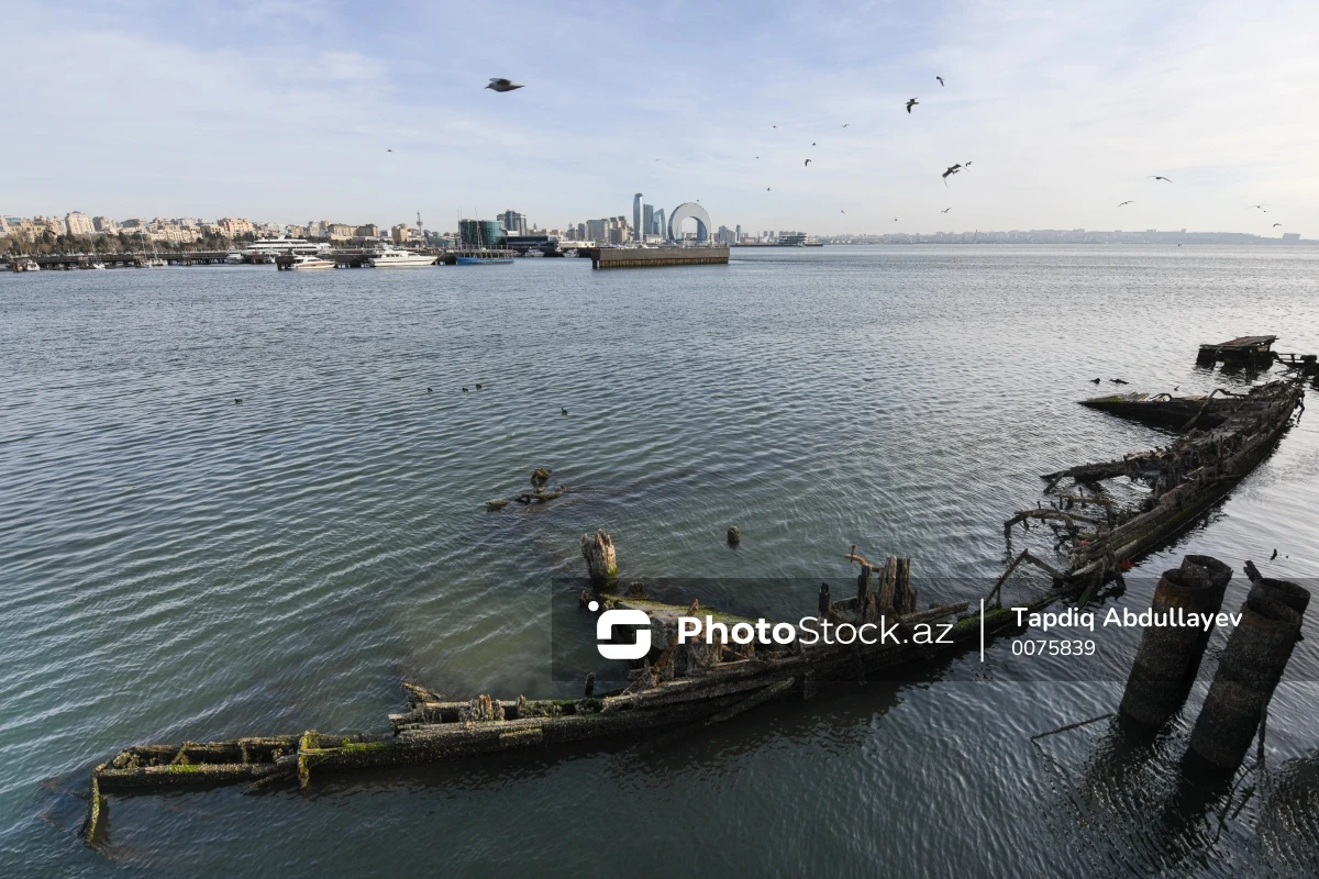 На Приморском бульваре обнажились останки затонувшего корабля - ФОТОРЕПОРТАЖ