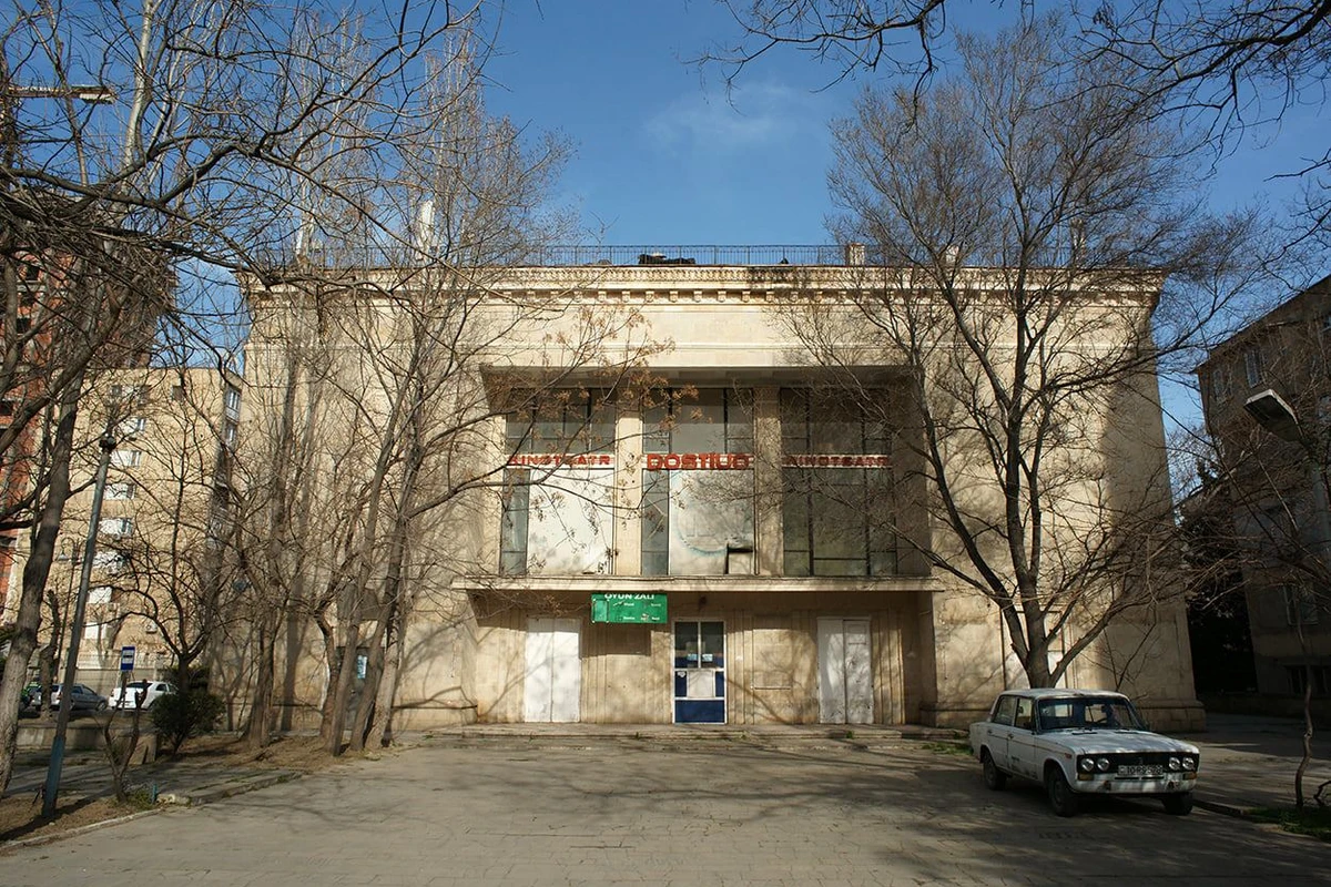 В Баку сносят исторический кинотеатр Достлуг? - ФОТО