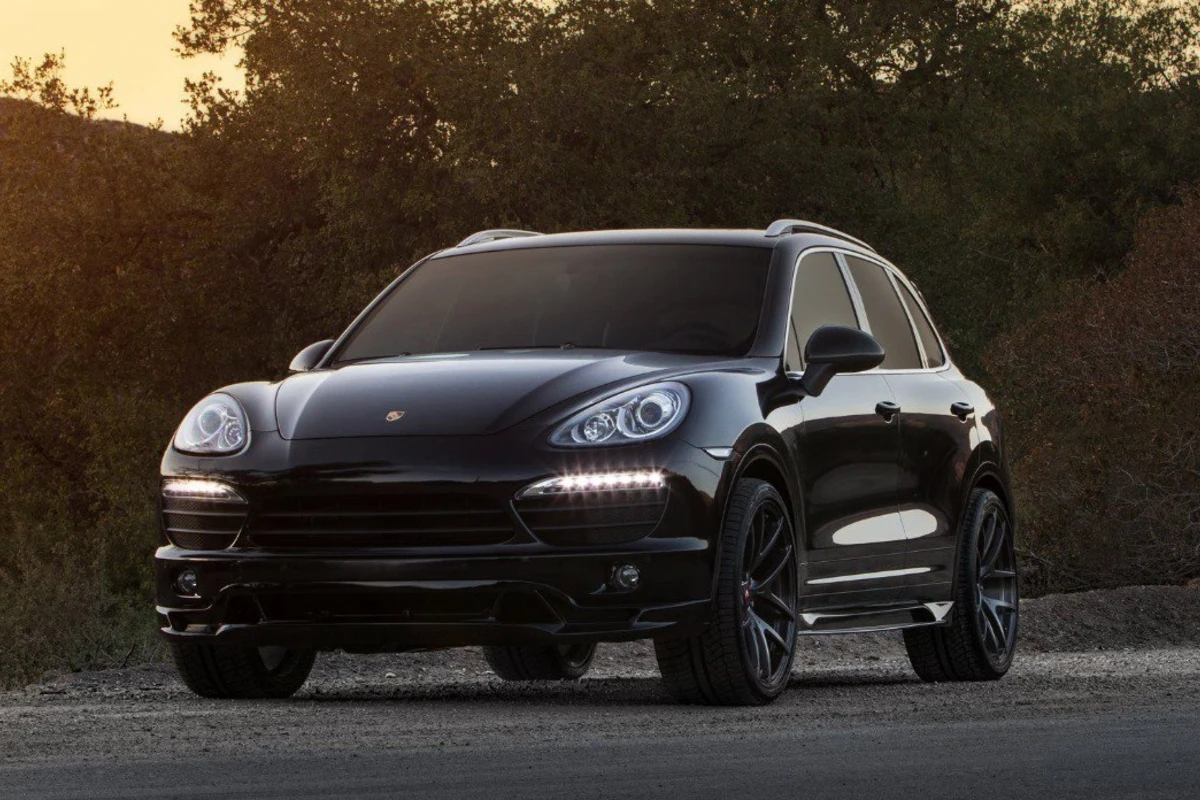 В Баку арестован бизнесмен, перекрывший дорогу своим Porsche