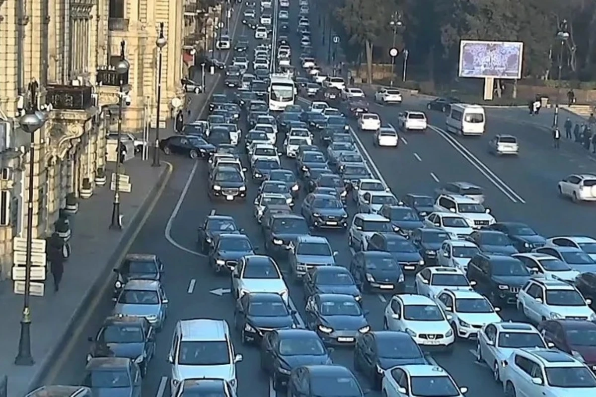 На ряде улиц и проспектов Баку наблюдаются пробки - СПИСОК