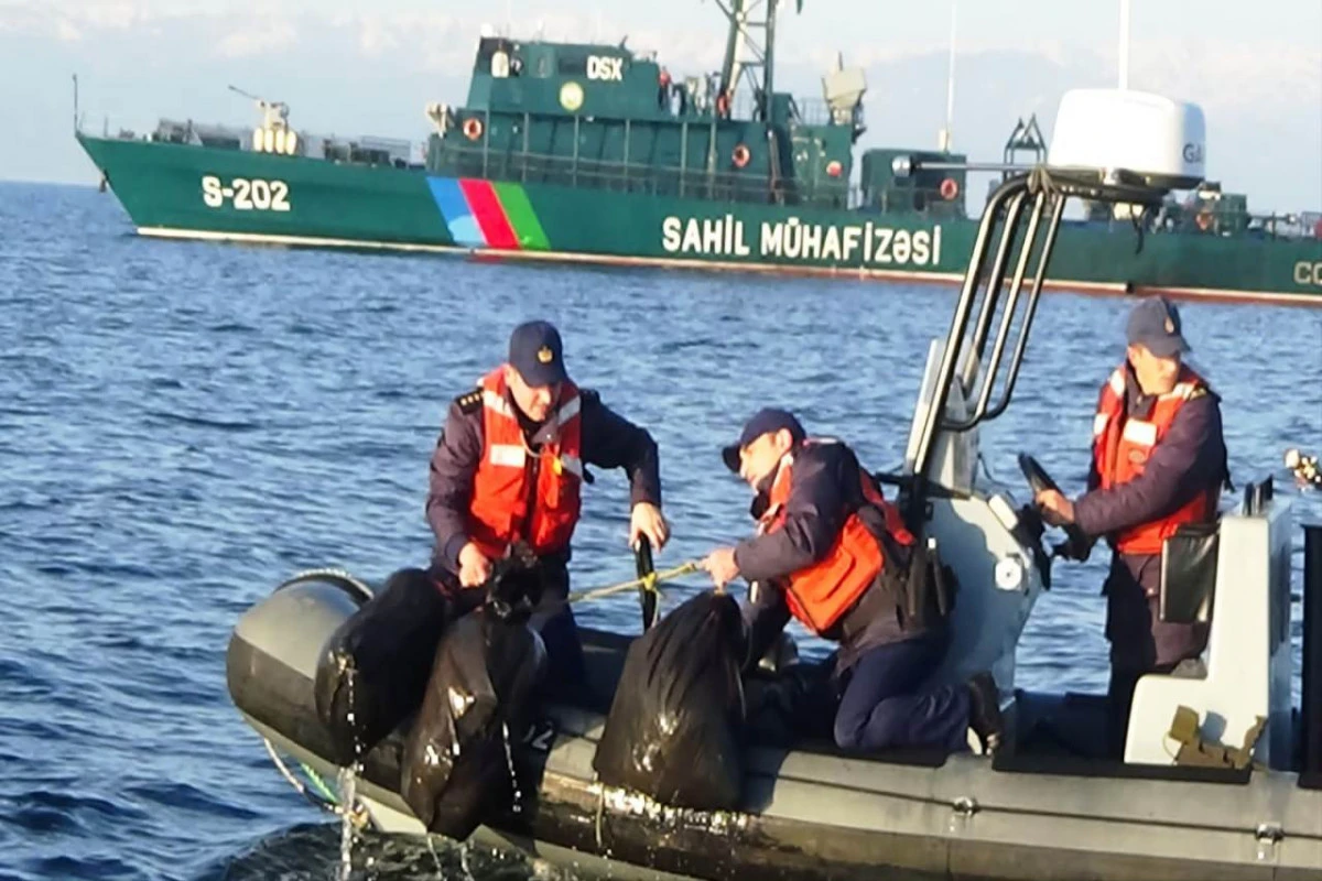 ГПС: В Каспийском море обнаружено более 14 кг марихуаны - ФОТО