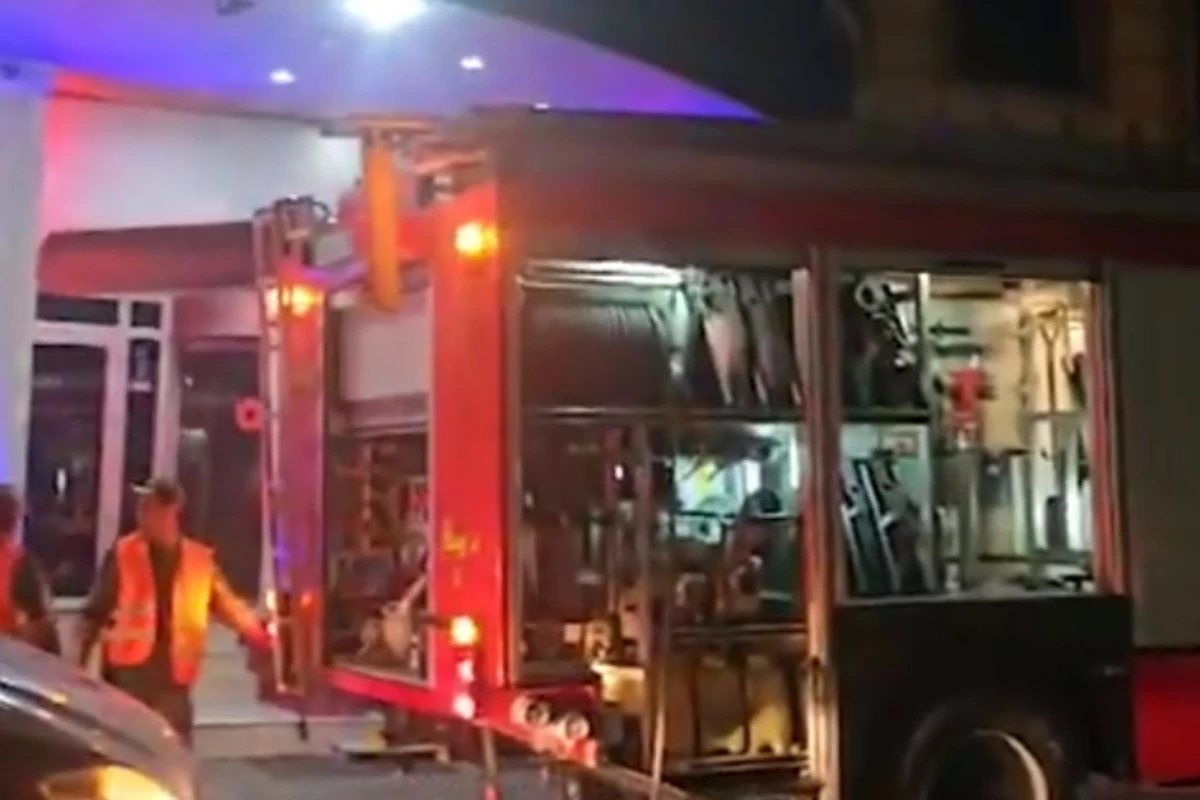 Bakıda hoteldə yanğın olub: Ana və körpəsi xilas edilib - VİDEO