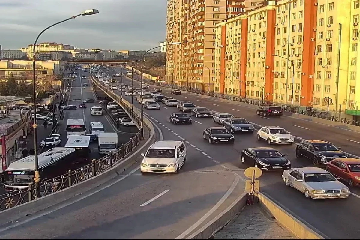 На ряде улиц и проспектов Баку затруднено движение транспорта - СПИСОК