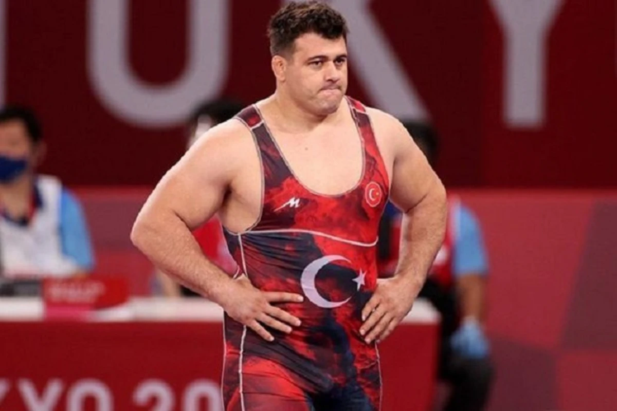 Легендарный турецкий борец поцеловал азербайджанский флаг на чемпионате Европы - ВИДЕО Легендарный турецкий борец поцеловал азербайджанский флаг на чемпионате Европы - ВИДЕО
