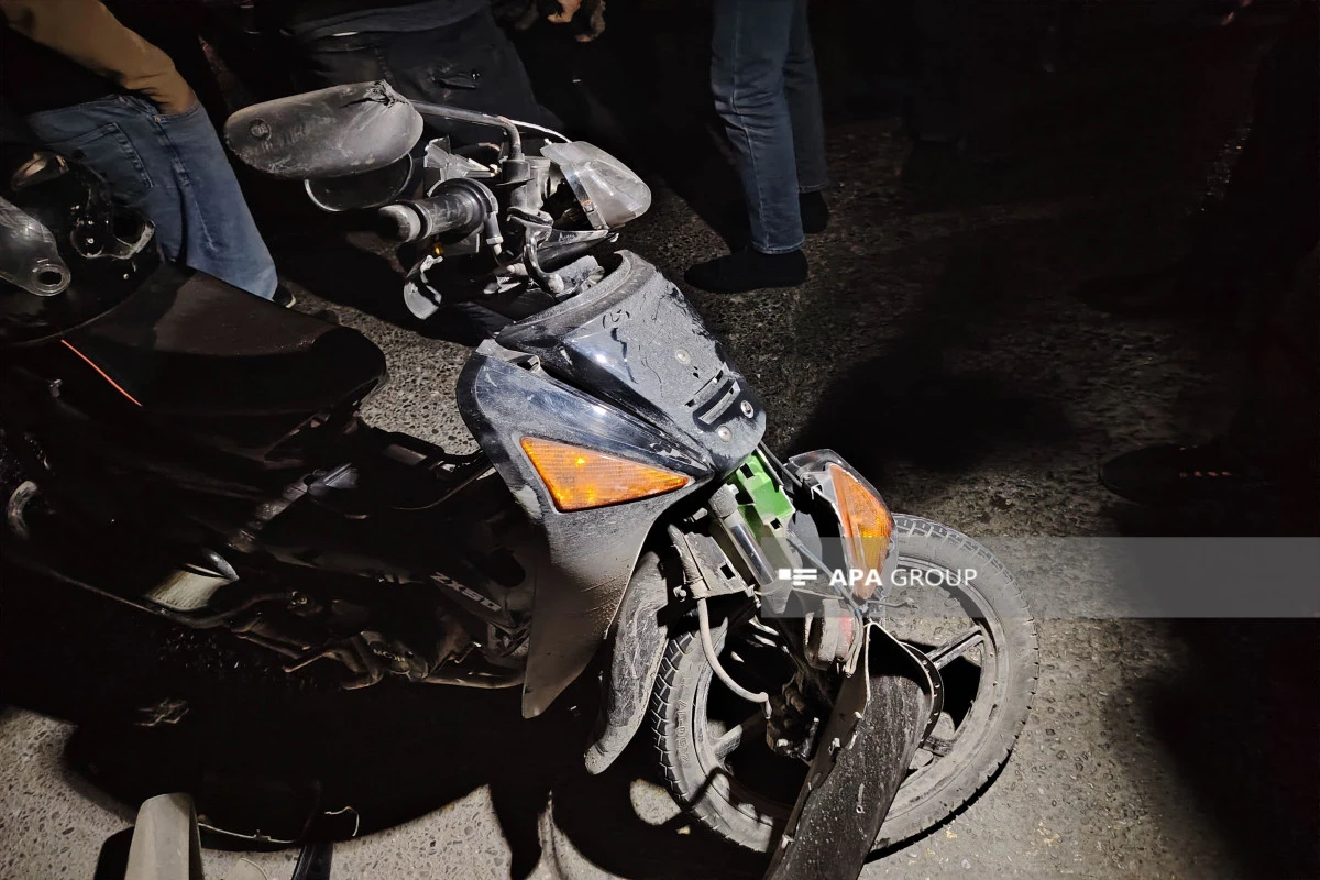 Bakıda piyada mopedə çırpılıb, xəsarət alanlar var - FOTO/VİDEO