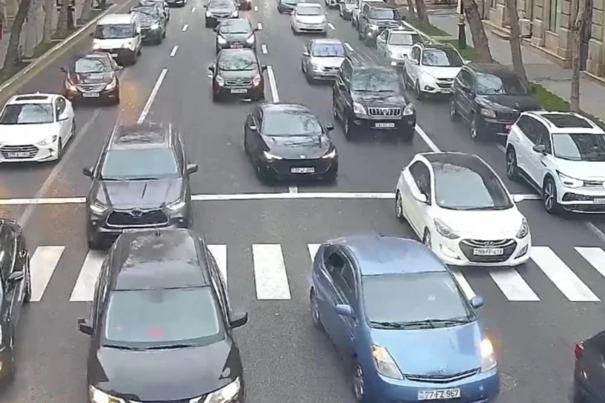В Баку на ряде улиц и проспектов затруднено движение транспорта - СПИСОК В Баку на ряде улиц и проспектов затруднено движение транспорта - СПИСОК