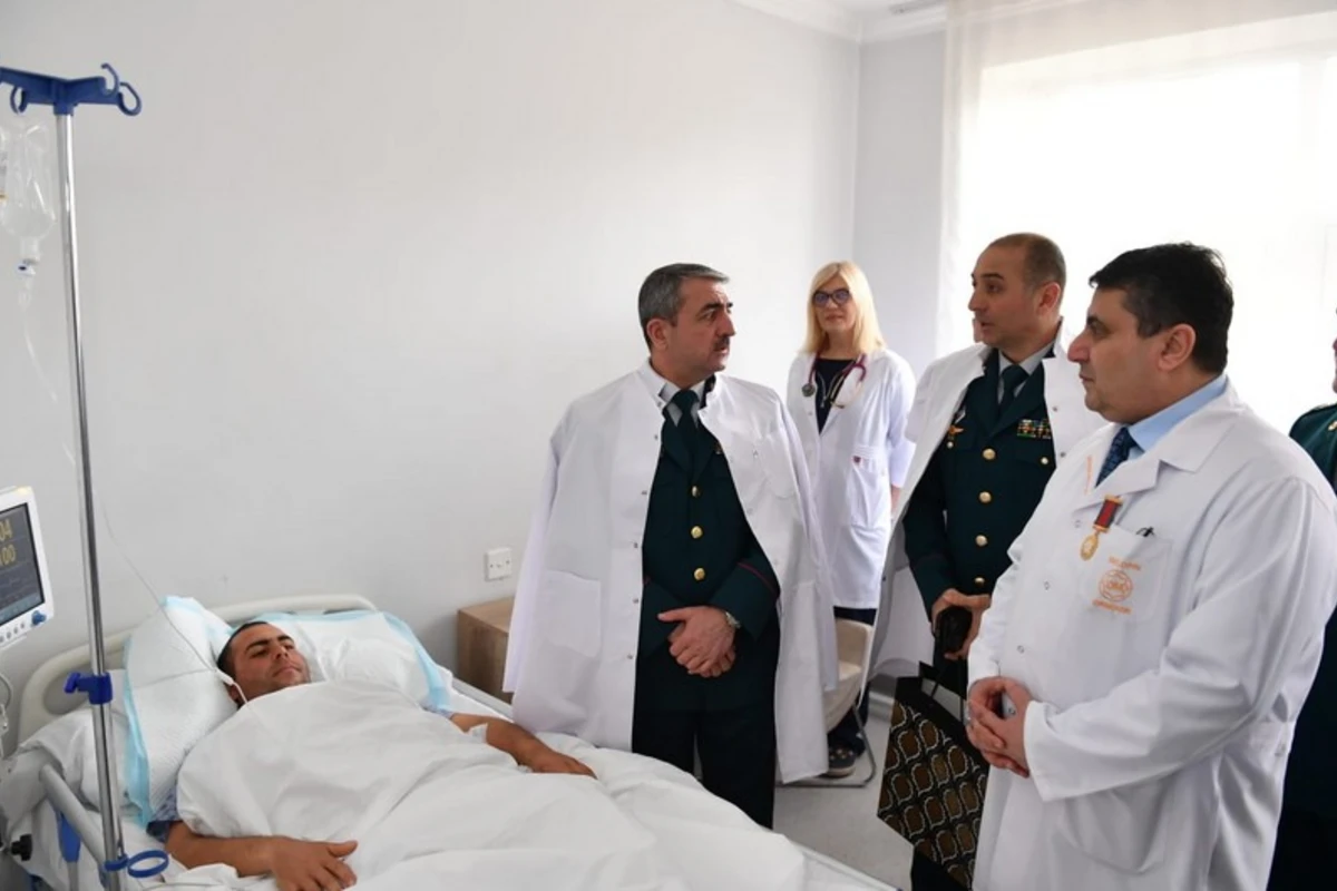 Elçin Quliyev Ermənistanın təxribatı nəticəsində yaralanmış hərbi qulluqçunu ziyarət edib - FOTO