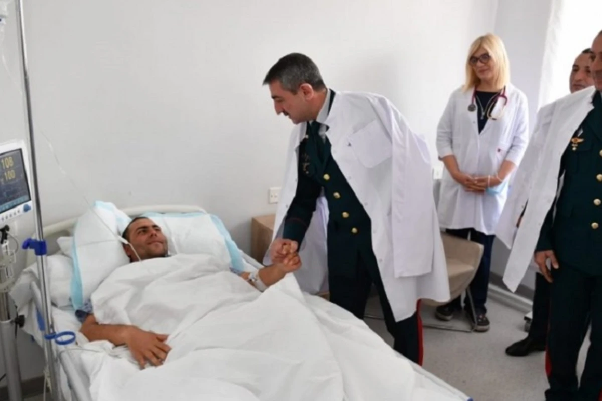 Начальник ГПС Азербайджана навестил раненого военнослужащего - ФОТО