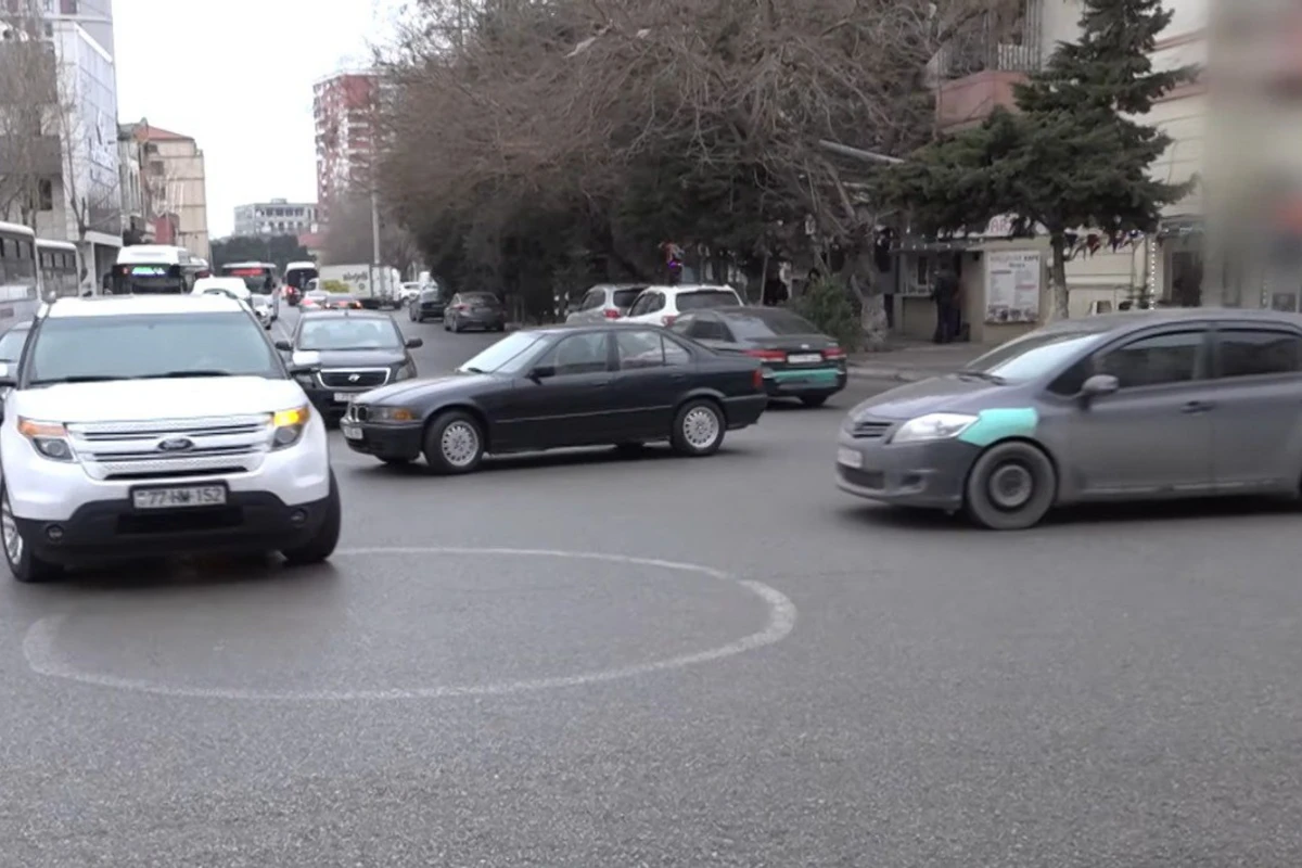 Bakıda sürücüləri təngə gətirən dairə qəza şəraiti yaradır - İDDİA + VİDEO