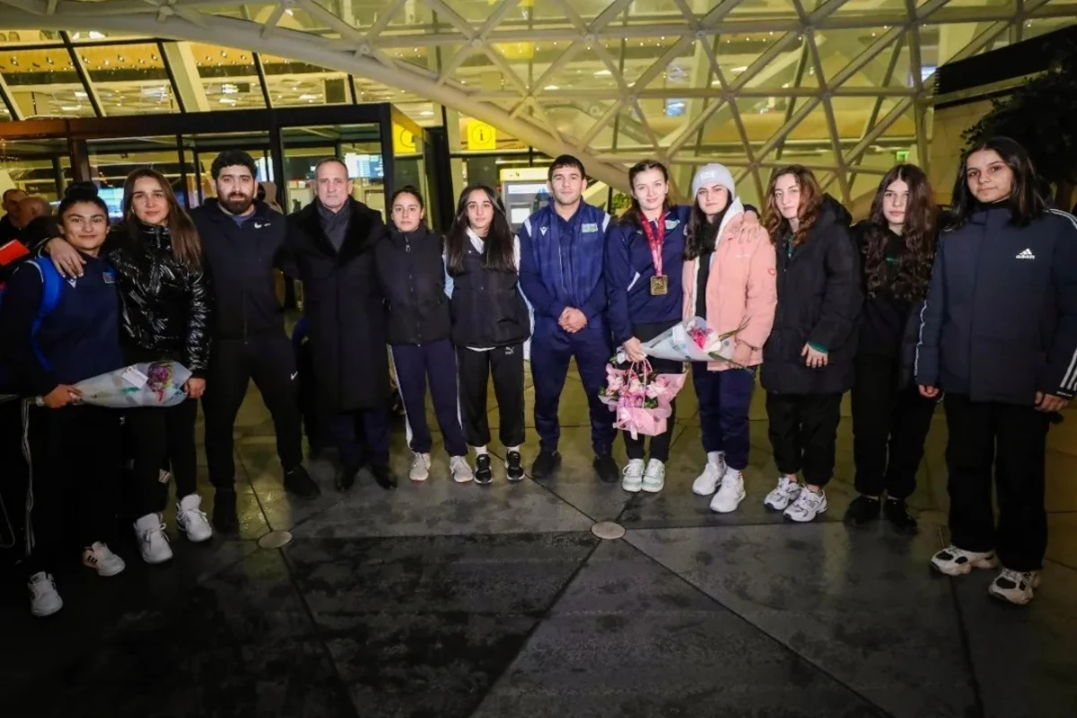 Avropa çempionatında üç medal qazanan qadın güləşçilərimiz Vətənə qayıdıblar - FOTO