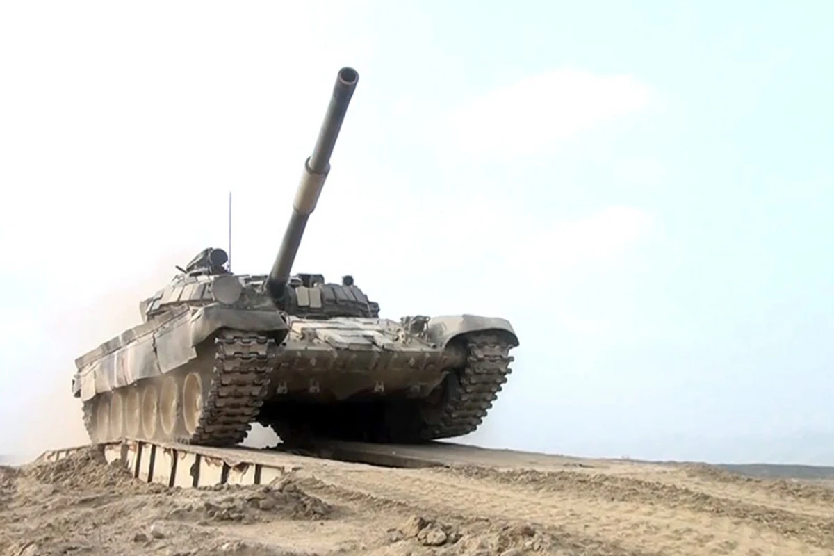 Tankların və döyüş maşınlarının heyətlərinin hazırlanması kursu keçirilir - VİDEO