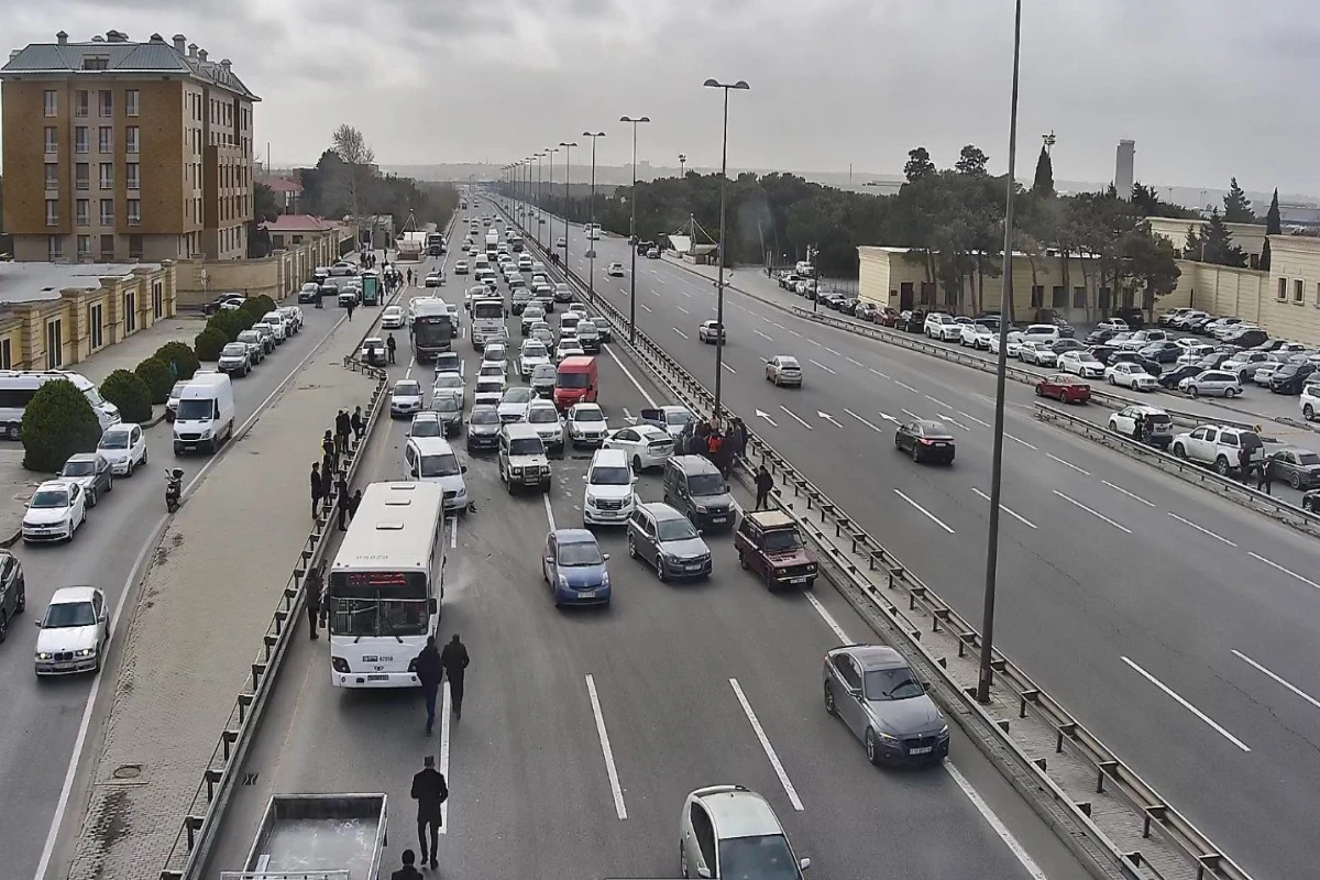 Mərdəkan şosesində qəza olub, sıxlıq yaranıb