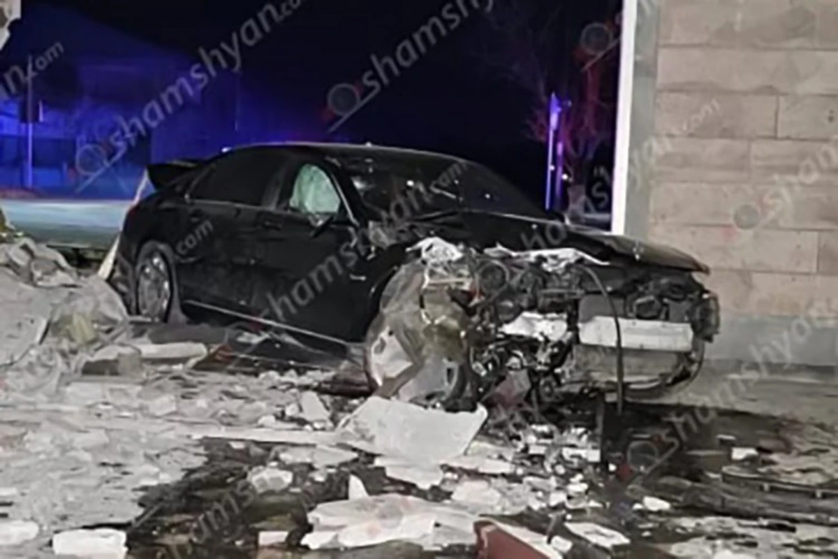 Ermənistanda mer ağır qəza törədib Ermənistanda mer ağır qəza törədib