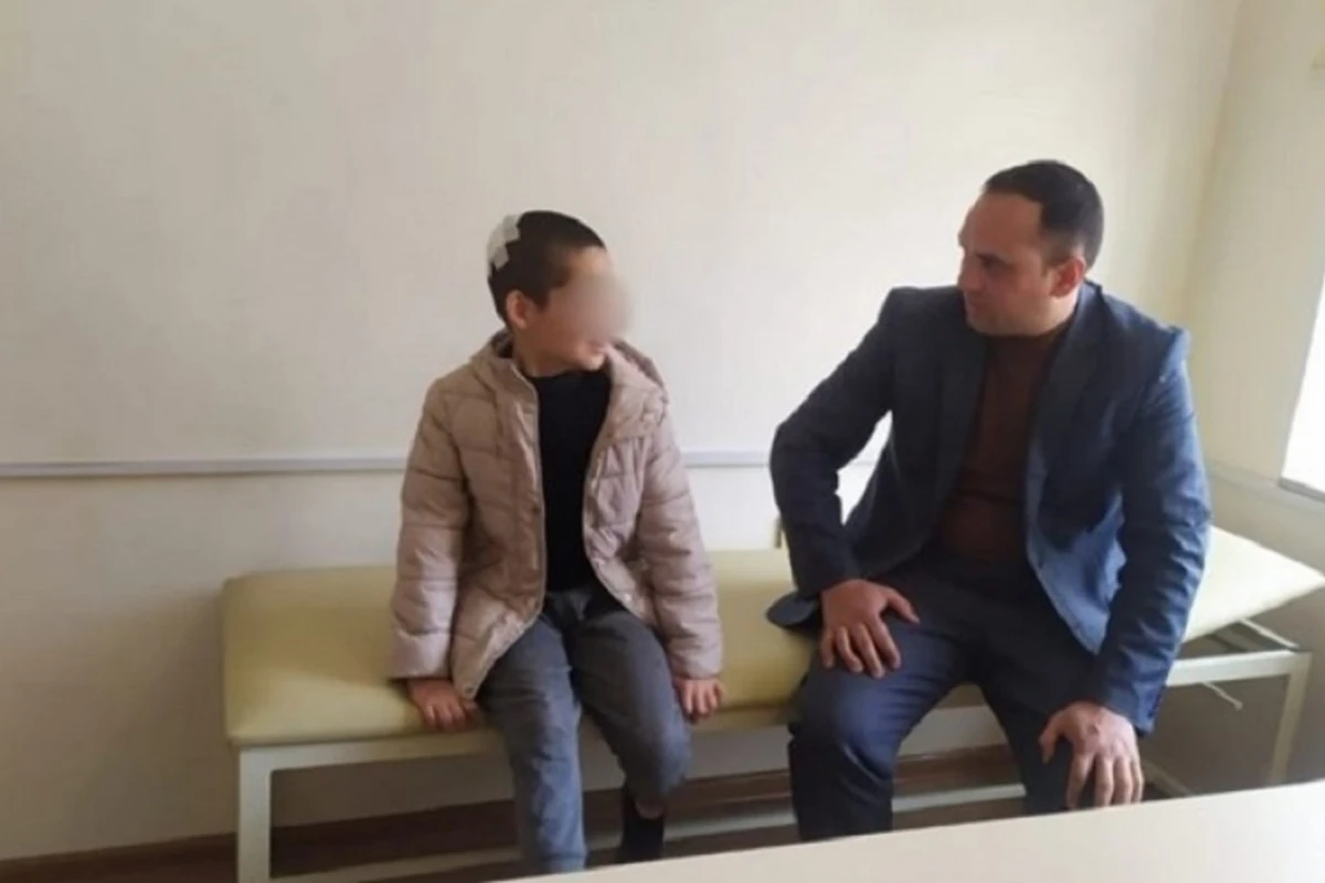 Сотрудники аппарата омбудсмена навестили в Агстафе девочку, подвергшуюся семейному насилию