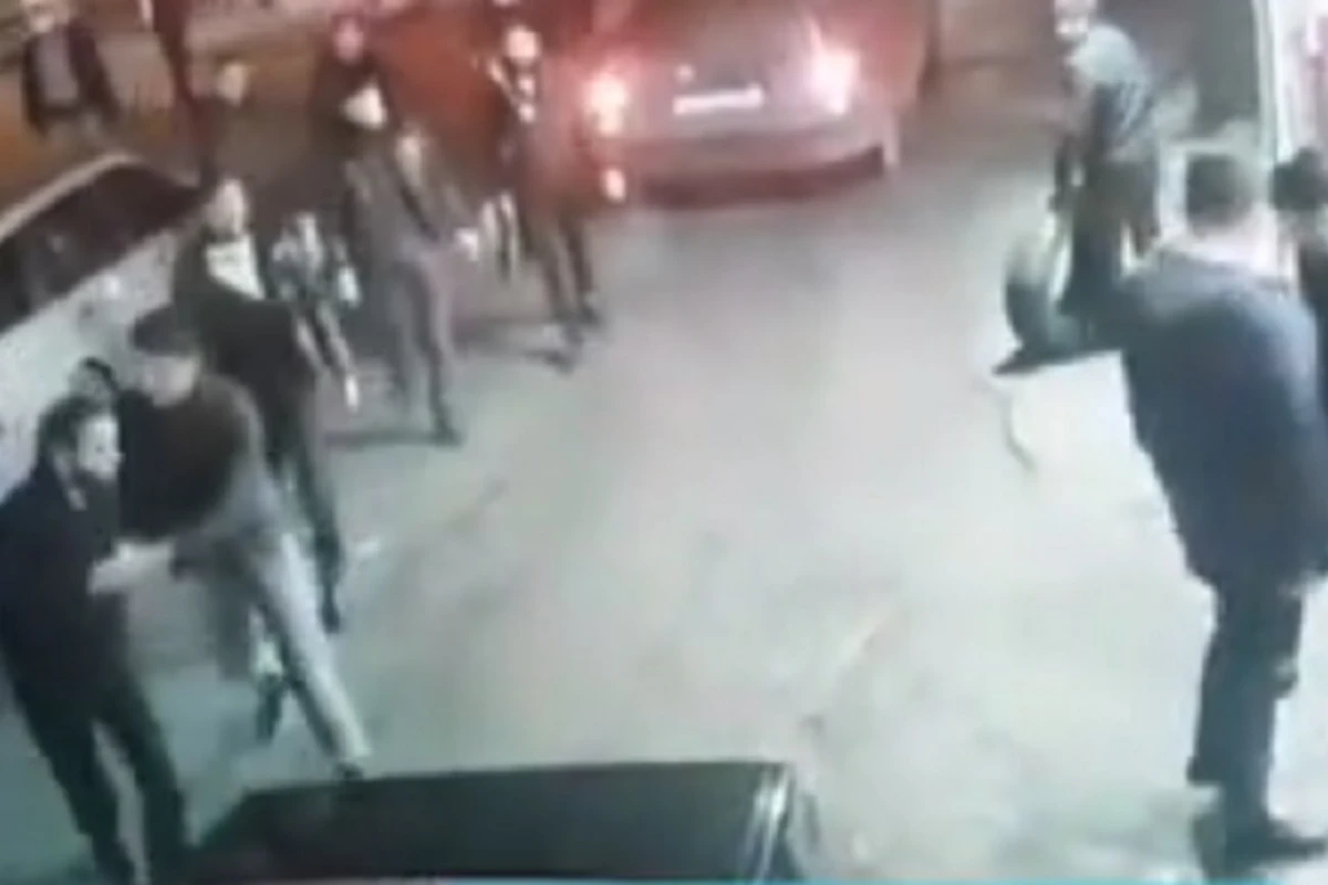 Bakıda üç qardaşın avtoritetlə “razborkası” ölümlə bitdi - VİDEO Bakıda üç qardaşın avtoritetlə “razborkası” ölümlə bitdi - VİDEO