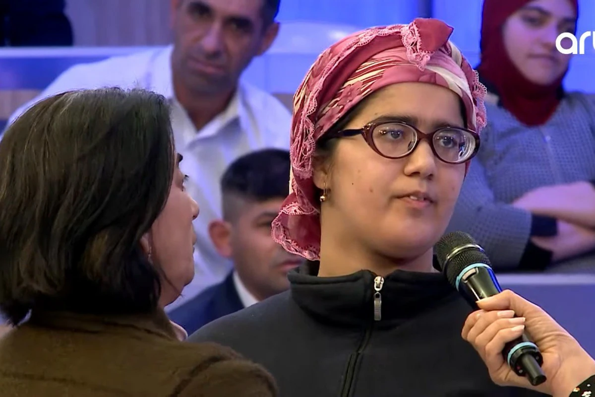24 yaşlı qız 2500 AZN götürərək Türkiyəyə 15 yaşlı oğlanın yanına qaçdı - FOTO/VİDEO 24 yaşlı qız 2500 AZN götürərək Türkiyəyə 15 yaşlı oğlanın yanına qaçdı - FOTO/VİDEO