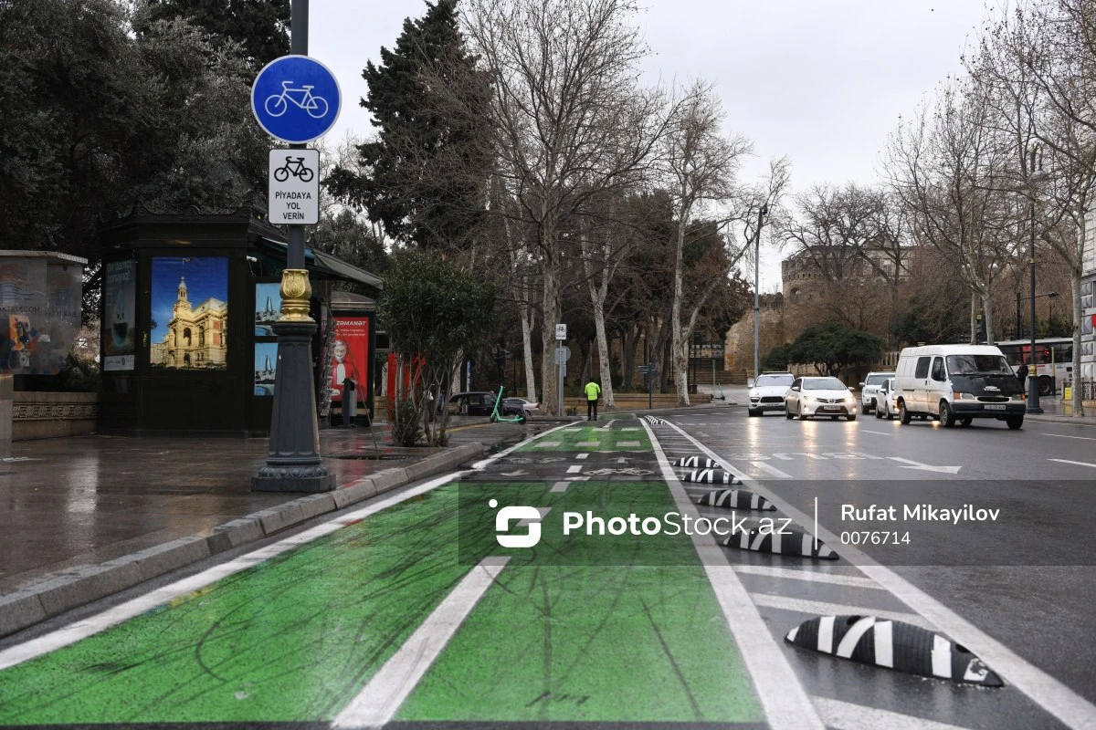 Bakıda velosiped zolaqlarında xüsusi baryerlər quraşdırılır - FOTO Bakıda velosiped zolaqlarında xüsusi baryerlər quraşdırılır - FOTO