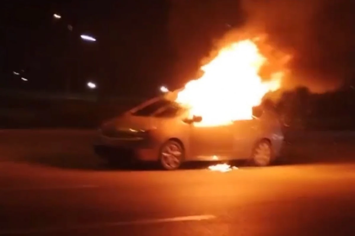 В Баку загорелся Prius - ВИДЕО