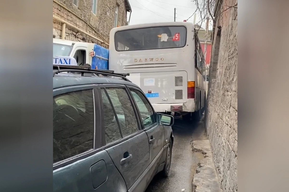Bakıda avtobus sürücüsü düşdüyü çətin vəziyyətdən məharətlə çıxdı - VİDEO